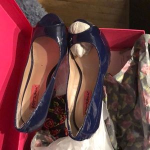 Peep toe pumps with lace up on heels platform